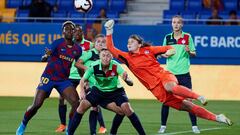 La guardameta del FC Minsk, la bielorrusa Natalia Voskobovich (2d), despeja un bal&oacute;n frente a la delantera del FC Barcelona, la nigeriana Asisat Oshoala (i), y la defensa del Minsk, la bielorrusa Margarita Yusnko (c), durante el partido de ida de o