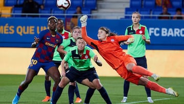 La guardameta del FC Minsk, la bielorrusa Natalia Voskobovich (2d), despeja un balón frente a la delantera del FC Barcelona, la nigeriana Asisat Oshoala (i), y la defensa del Minsk, la bielorrusa Margarita Yusnko (c), durante el partido de ida de o