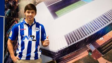 Óscar Romero ya posa con la camiseta del Alavés