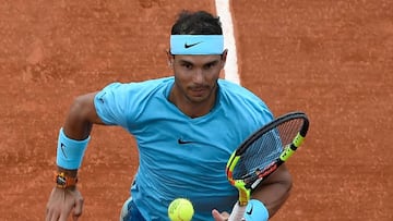Rafa Nadal corre a por la bola en una partido.