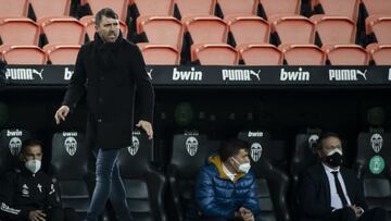 Eduardo Coude camina por el &aacute;rea t&eacute;cnica del Celta durante el partido de Mestalla contra el Valencia.