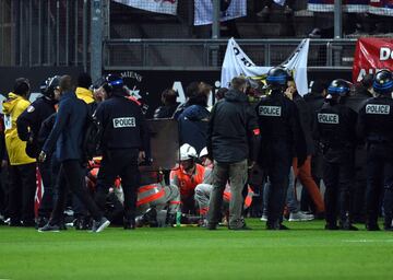 La grada se partió tras el gol de Touré con la celebración de los seguidores del Lille. Hay más de 20 heridos de distinta consideración. El partido fue suspendido.