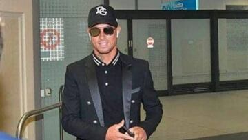 El futbolista italiano Armando Izzo a su llegada al aeropuerto de Turín, donde desató un gran revuelo al ser confundido con Cristiano Ronaldo mientras su fichaje por la Juventus parece cada vez más cerca.