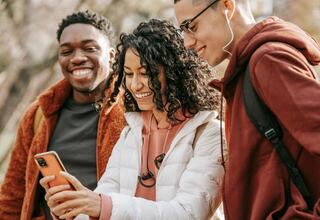 Adiós al ‘jajaja’: la RAE indica cuál es la onomatopeya adecuada para reírse en España cuando chateamos