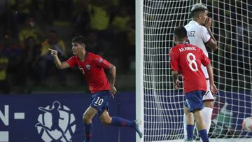 Chile&#039;s Angelo Araos, left, celebrates after scoring his side&#039;s first goal against Venezuela during a South America Olympic qualifying U23 soccer match&nbsp;at Centenario stadium in Armenia, Colombia, Tuesday, Jan. 21, 2020. (AP Photo/Fernando Vergara)