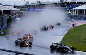La lluvia, protagonista en la salida. En la imagen, George Russell y  Max Verstappen, en cabeza de carrera, dejan una estela de agua sobre el asfalto mojado.
