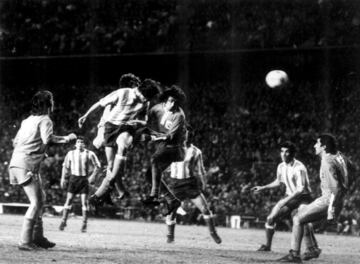El Atl谷tico no pudo ganar la Copa de Europa pero la renuncia del Bayern hizo que el equipo espa?ol representara al continente europeo en la lucha por la Intercontinental. El jueves 10 de abril de 1975, justo un a?o despu谷s de la batalla de Glasgow, el Atl谷tico recibi車 al Independiente argentino. Entrenado por Luis Aragon谷s, el Atl谷tico gan車 por 2-0, con tantos de Irureta (34') y Ayala (85'). El tanto de Ayala le daba al Atl谷tico el t赤tulo mundial a pocos minutos del final del partido. Ese d赤a formaron en el estadio rojblanco Pacheco; Melo, Heredia, Eusebio, Cap車n; Adelardo, Alberto (Salcedo, 72'), Irureta; Aguilar, G芍rate y Ayala. El equipo madrile?o inscribi車 su nombre en lo m芍s alto del f迆tbol mundial.