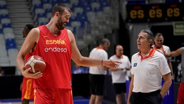 Marc Gasol y Sergio Scariolo habla durante un entrenamiento de la Selección.