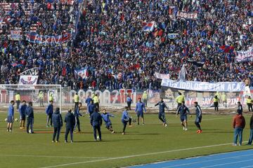 Hinchas de Universidad de Chile realizan el tradicional Banderazo previo al Superclásico.