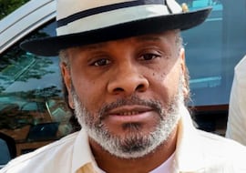 Un hombre sale de prisión tras 27 años por una condena errónea y lo primero que hace es jugar en su PS5: “Me llevará tiempo aprender”