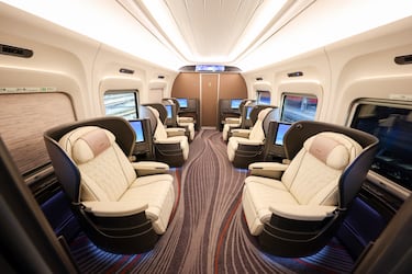 One of the biggest engineering challenges was braking. The CR450 can slow from 400 km/h to a stop in the same distance current trains need when braking from 350 km/h, thanks to a multi‑level emergency braking system.