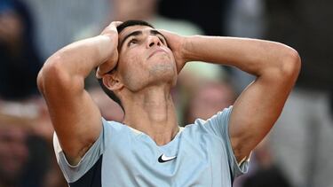 Spain's Carlos Alcaraz celebrates after winning against Spain's Albert Ramos-Vinolas during their men's singles match on day four of the Roland-Garros Open tennis tournament at the Court Simonne-Mathieu in Paris on May 25, 2022. (Photo by Christophe ARCHA