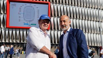 GRAFCAV6780. BILBAO, 24/06/2022.- Ricardo Barkala (i) saluda al actual mandatario en funciones del Athletic de Bilbao Aitor Elizegi (d), en el exterior del estadio de San Mames antes de la apertura de las mesas electorales para votar al 33 presidente del Athletic Club de bilbao. EFE/ Luis Tejido