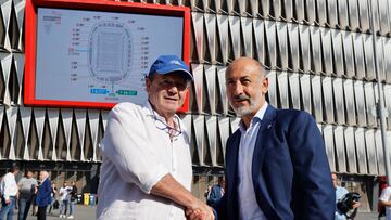 GRAFCAV6780. BILBAO, 24/06/2022.- Ricardo Barkala (i) saluda al actual mandatario en funciones del Athletic de Bilbao Aitor Elizegi (d), en el exterior del estadio de San Mames antes de la apertura de las mesas electorales para votar al 33 presidente del Athletic Club de bilbao. EFE/ Luis Tejido
