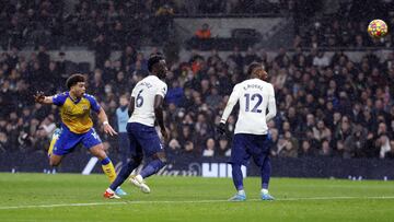 Adams marca el tercer gol del Southampton.