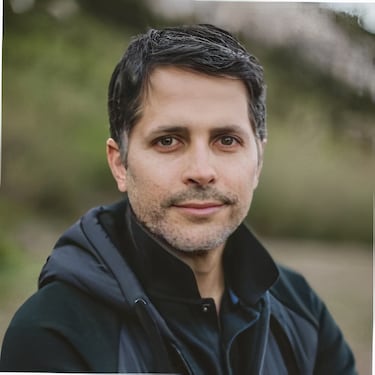 Supervisa el desarrollo artístico, marketing, desarrollo de negocios, ingresos, la estrategia y las operaciones y trabaja codo con codo con artistas como Karol G o Selena Gomez. Según sus palabras 'La música y la cultura latinas no solo influyen en el debate global; son el debate global'.