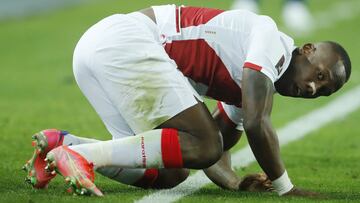 Soccer Football - World Cup - South American Qualifiers - Peru v Chile - Estadio Nacional, Lima, Peru - October 7, 2021 Peru&#039;s Luis Advincula during the match Pool via REUTERS/Daniel Apuy