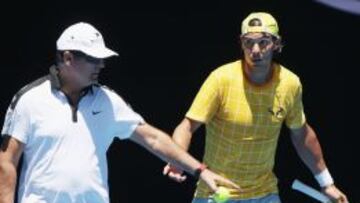 &Uacute;ltimos ajustes. Al sol del Rod Laver Arena, Toni Nadal dirige los movimientos de su sobrino Rafa.