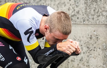 Remco Evenepoel entrenándose en el rodillo durante la etapa de descanso.


