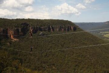 El slackline es un deporte extremo de equilibrio en el que se usa una cinta (normalmente elástica) que se engancha entre dos puntos fijos y se tensa. No se usa ninguna herramienta para ayudar a mantener el equilibrio. Se pueden realizar saltos, movimientos dinámicos, posturas de yoga incluso acrobacias. 