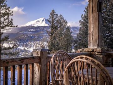 La mansión está situada en un lugar tan tranquilo como inspirador para cualquier amante de la nieve. Un sinfín de bosques que acaba con grandes montañas en el horizonte. 