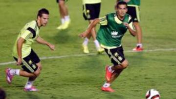 César Azpilicueta y Pedro Rodríguez en el entrenamiento que el combinado nacional ha llevado a cabo esta tarde en el Estadio Ciutat de València, para preparar el partido de la fase de clasificación para la Eurocopa 2016 que el lunes disputarán frente a Macedonia.