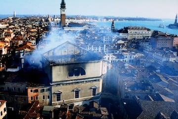 La ma?ana del 29 de enero de 1996 un incendio destruy車 completamente, por segunda vez tras un primer incendio devastador en 1836, el teatro veneciano. Se descubri車 que el incendio fue provocado y un juzgado de Venecia encontr車 culpables a dos electricistas que ten赤an problemas contractuales con la compa?赤a. En 2001 comenzaron las obras de reconstrucci車n y en diciembre de 2003 se reinaugur車 con un concierto de m迆sica ac迆stica.