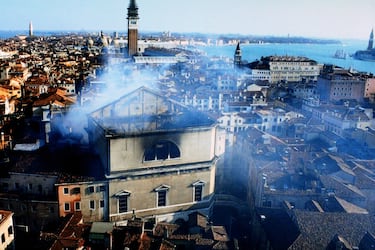 La mañana del 29 de enero de 1996 un incendio destruyó completamente, por segunda vez tras un primer incendio devastador en 1836, el teatro veneciano. Se descubrió que el incendio fue provocado y un juzgado de Venecia encontró culpables a dos electricistas que tenían problemas contractuales con la compañía. En 2001 comenzaron las obras de reconstrucción y en diciembre de 2003 se reinauguró con un concierto de música acústica.
