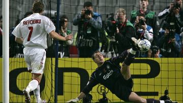 Dudek para un penalti decisivo a Shevchenko en la final de Champions de 2005.