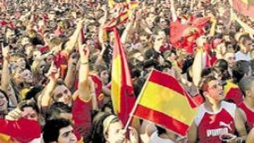 <b>AFLUENCIA MASIVA. </b>La afición acudió a ver en la pantalla gigante de Cuatro el España-Francia.
