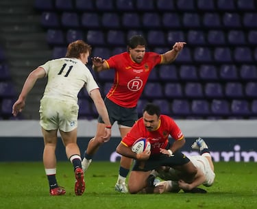 España roza el milagro ante Inglaterra bajo el diluvio