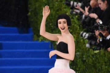 Lily Collins en la Met Gala 2017