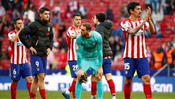 Los jugadores del Atlético aplauden a la afición.