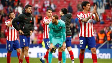 Los jugadores del Atl&eacute;tico aplauden a la afici&oacute;n.