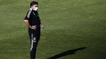 Futbol, Colo Colo vs Union Espanola
Fecha 33, campeonato Nacional 2021.
El entrenador de Colo Colo es fotografiado durante el partido de primera division contra Union Espanola disputado en el estadio Monumental de Santiago, Chile.
28/11/2021
Dragomir Yankovic/Photosport
Football, Colo Colo vs Union Espanola
33th date, 2021 National Championship.
Colo Colo's manager is pictured during the first division match against Union Espanola held at the Monumental stadium in Santiago, Chile.
28/11/2021
Dragomir Yankovic/Photosport