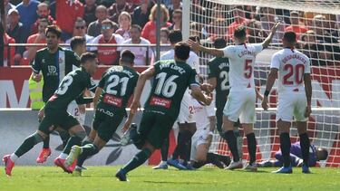 Espanyol's Spanish forward Adrian Embarba (L) celebrates after scoring a goal during the Spanish league football match between Sevilla FC and RCD Espanyol at the Ramon Sanchez Pizjuan stadium in Seville on February 16, 2020. (Photo by CRISTINA QUICLER / A