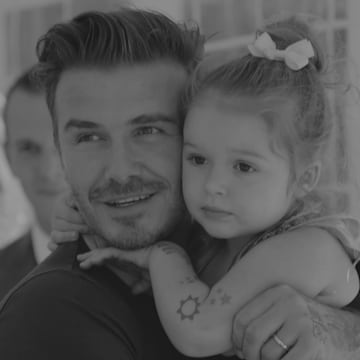 El inglés posa con su hija pequeña, Harper.