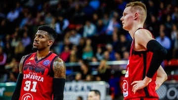 Ennis y Benzing, durante el partido ante el Telekom Bonn.