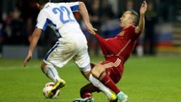 Pecovsky agarra a Iniesta.