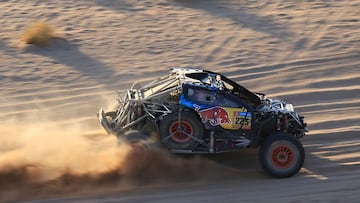 Spanish driver Carlos Sainz steers his Ford Raptor during Stage 2B of the 47th Dakar Rally between Bisha and Bisha, on January 6, 2025. (Photo by Valery HACHE / AFP)