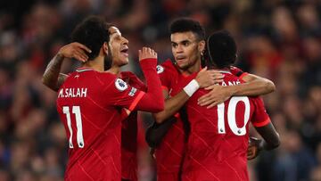 Luis Díaz celebra con Liverpool el triunfo ante el Manchester United