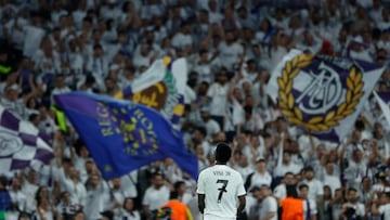 MADRID, 22/10/2024.- El delantero del Real Madrid Vinicius Jr. celebra su segundo gol, cuarto del equipo blanco, durante el encuentro correspondiente a la fase regular de la Liga de Campeones entre Real Madrid y Borussia Dortmund, este martes en el estadio Santiago Bernabéu, en Madrid. EFE/Juanjo Martín
