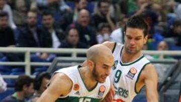 Mantas Kalnietis trata de detener a Nick Calathes durante un partido de la Euroliga.