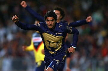 Hoy en día en la Liga MX y en varias partes del mundo, muchos equipos tienen suerte si su escudo no se pierde entre un aparador publicitario que llena las playeras con marcas de bancos, telefonía celular, gasolineras, productoras cementeras entre otras. Sin embargo, la playera auriazul puede presumir que no hay nada más grande que la figura del puma que abarca todo el pecho de los futbolistas y que fue creado por Manuel “El Pajarito” Andrade. Este logotipo forma el rostro de un puma al mismo tiempo que muestra la letra “U” de la Universidad Nacional Autónoma de México.