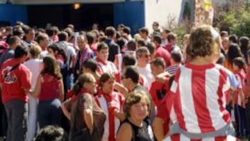 <b>APOYO. </b>Los aficionados del Atlético en una edición del homenaje a las peñas que se celebró en el Parque de Atracciones.