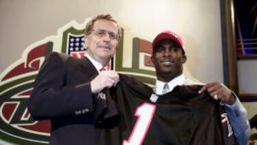Michael Vick junto a Paul Tagliabue, comisionado de la NFL, en el draft de 2001