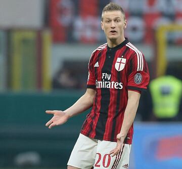 Tiene contrato con el cuadro rossoneri hasta 2019, pero medios locales han informado que la intención del mundialista es llegar a la máxima división del fútbol de Estados Unidos cuanto antes. 