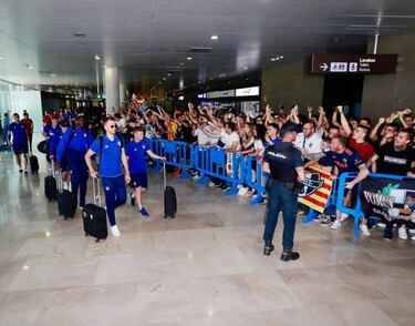 Cientos de aficionados despiden al Valencia, que ya viaja a Jerez