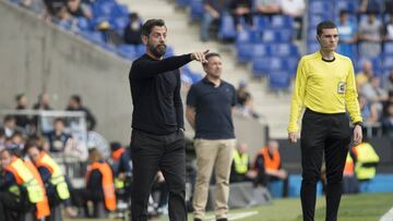 Quique Sánchez Flores dirigiendo a su equipo en un partido.