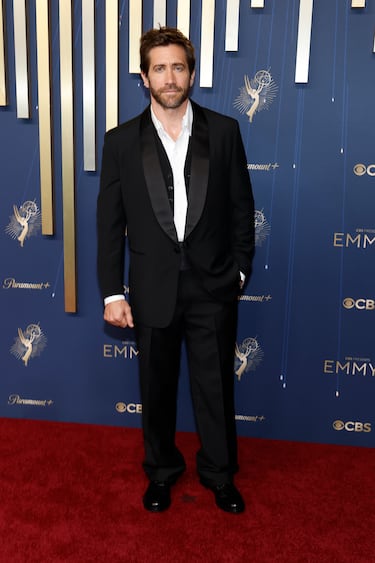 Jake Gyllenhaal posa en la alfombra roja de los Premios Emmy 2025 celebrados en California.